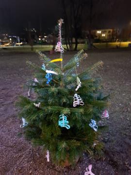 PRAZNIČNA OBČINA ŠKOFLJICA: lokalne skupnosti so okrasile smrečice v drevoredu pri zunanjem igrišču OŠ Škofljica